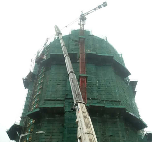 阿里地吊车在工地上作业